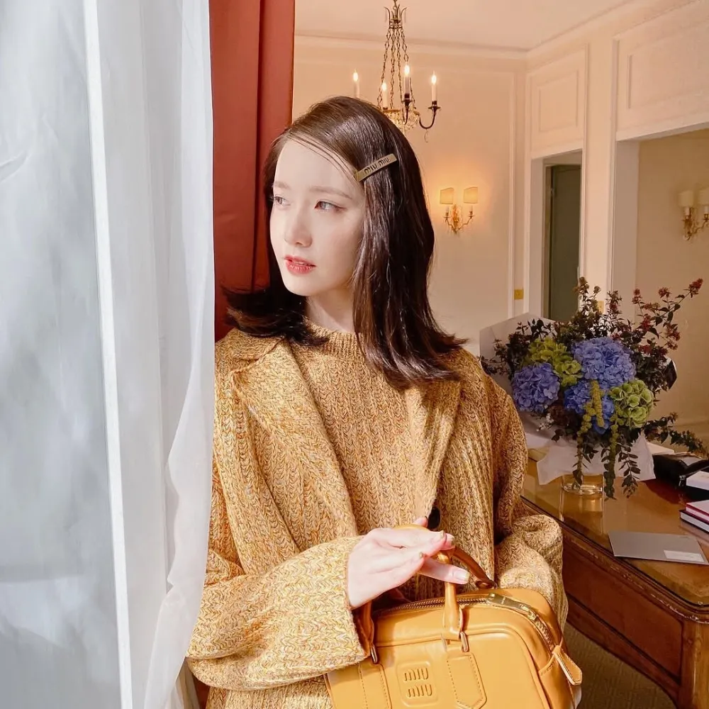 Yoona (SNSD) trong trang phục nâu và kiểu tóc ngắn