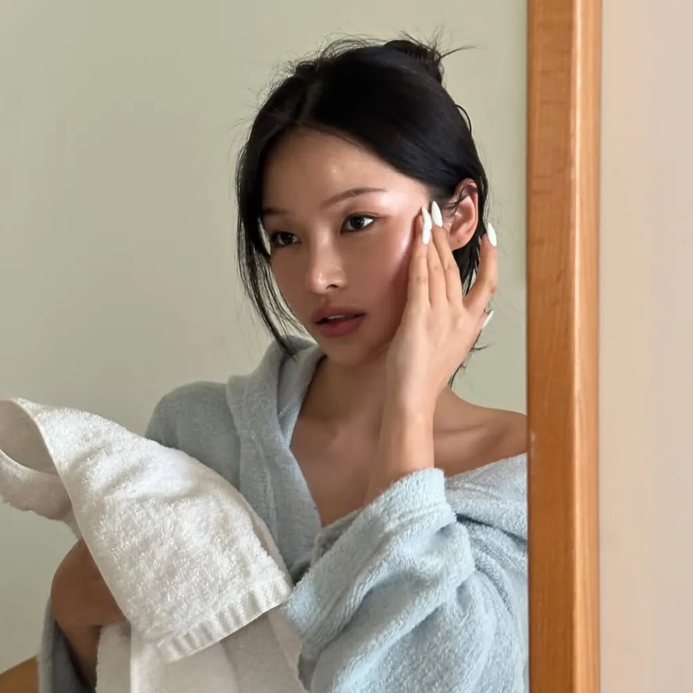 Cô gái đặt tay lên mặt