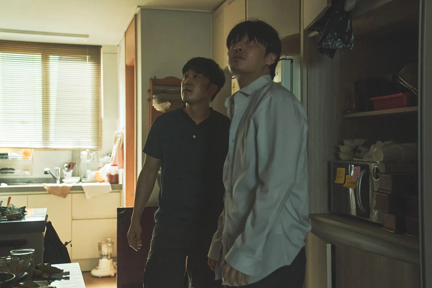 ELLE-84M2-WALL-TO-WALL-REVIEW-PHIM-KANG-HA-NEUL-NETFLIX00005