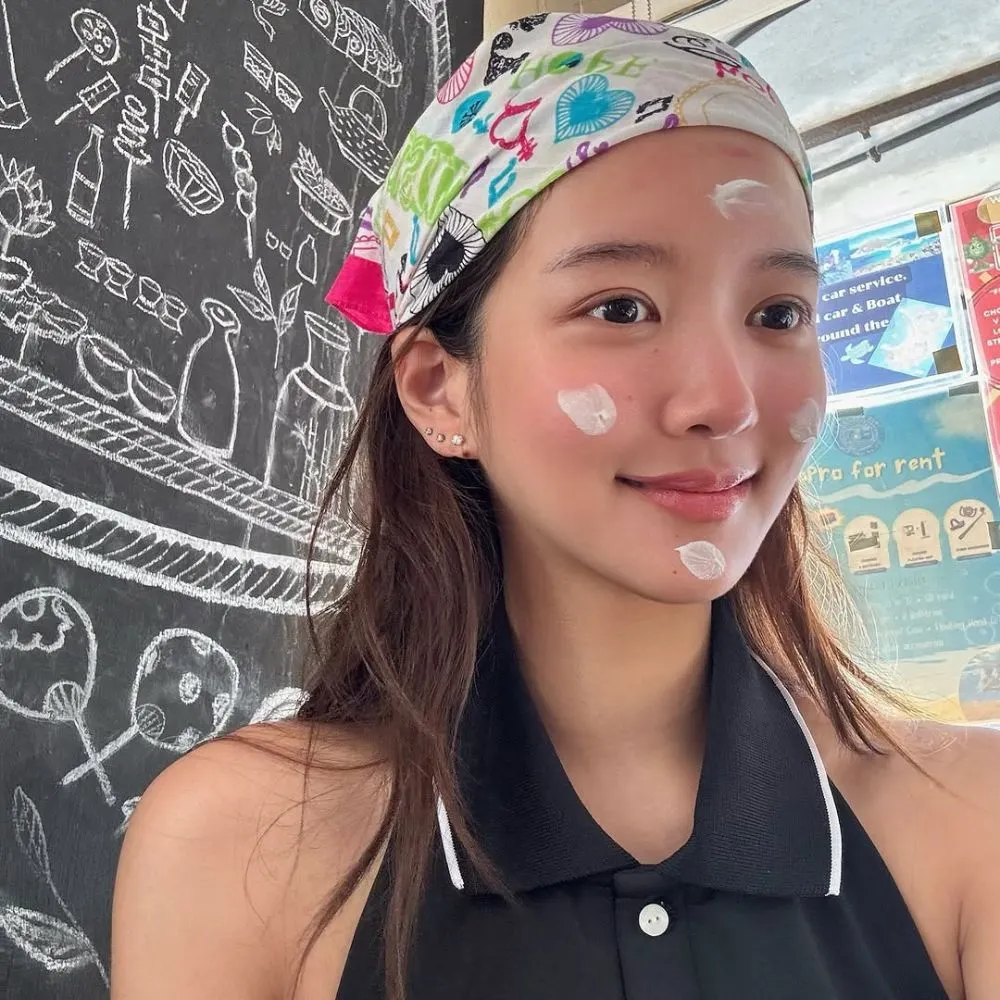 cô gái thoa son dưỡng môi có spf để trị thâm môi