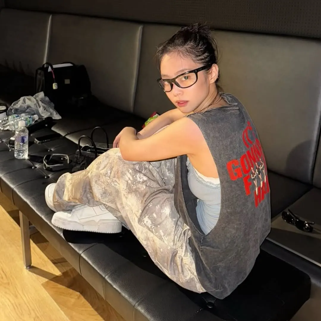 Jennie đeo kính mắt Ray-Ban