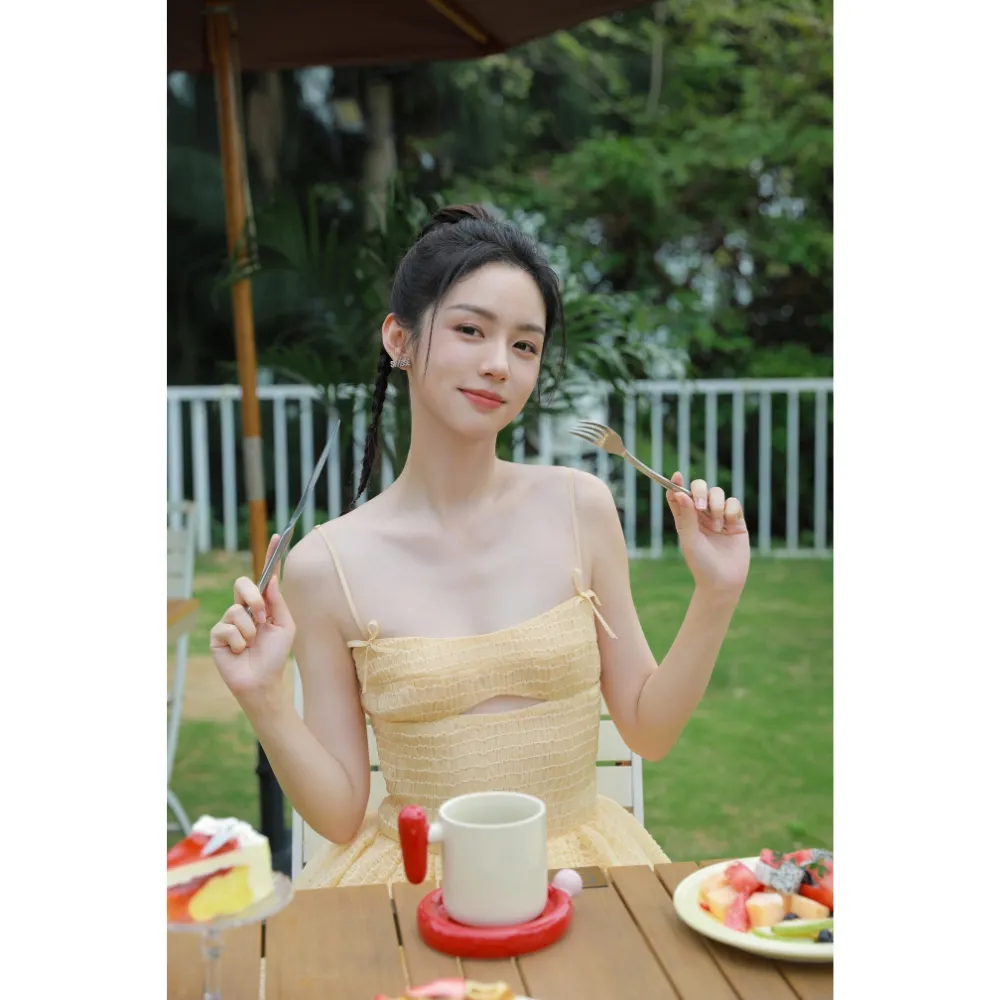 Nữ diễn viên Trung Quốc Châu Dã tạo dáng cùng bữa ăn nhiều trái cây.