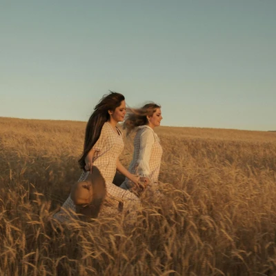 2 cô gái cung hoàng đạo tháng 11/2025 chạy trên cánh đồng