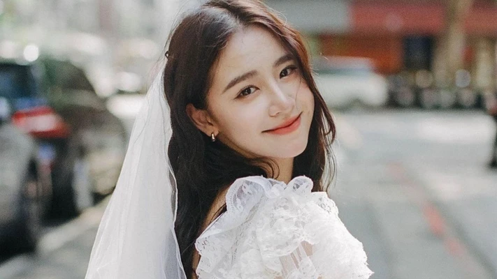 Cô dâu trẻ dùng nước hoa hợp phong cách