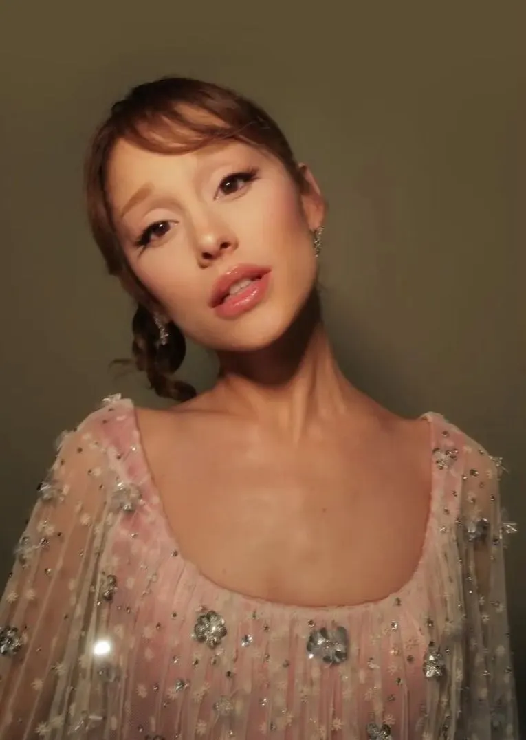 Sự thay đổi từ tóc vàng bạch kim sang màu tóc nâu trầm của Ariana Grande.