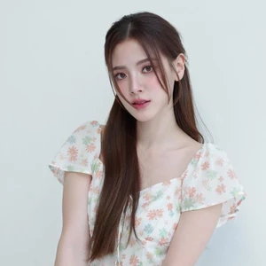Cô gái có làn da trắng sáng, căng bảng