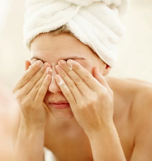 Tẩy trang vùng mắt kỹ càng