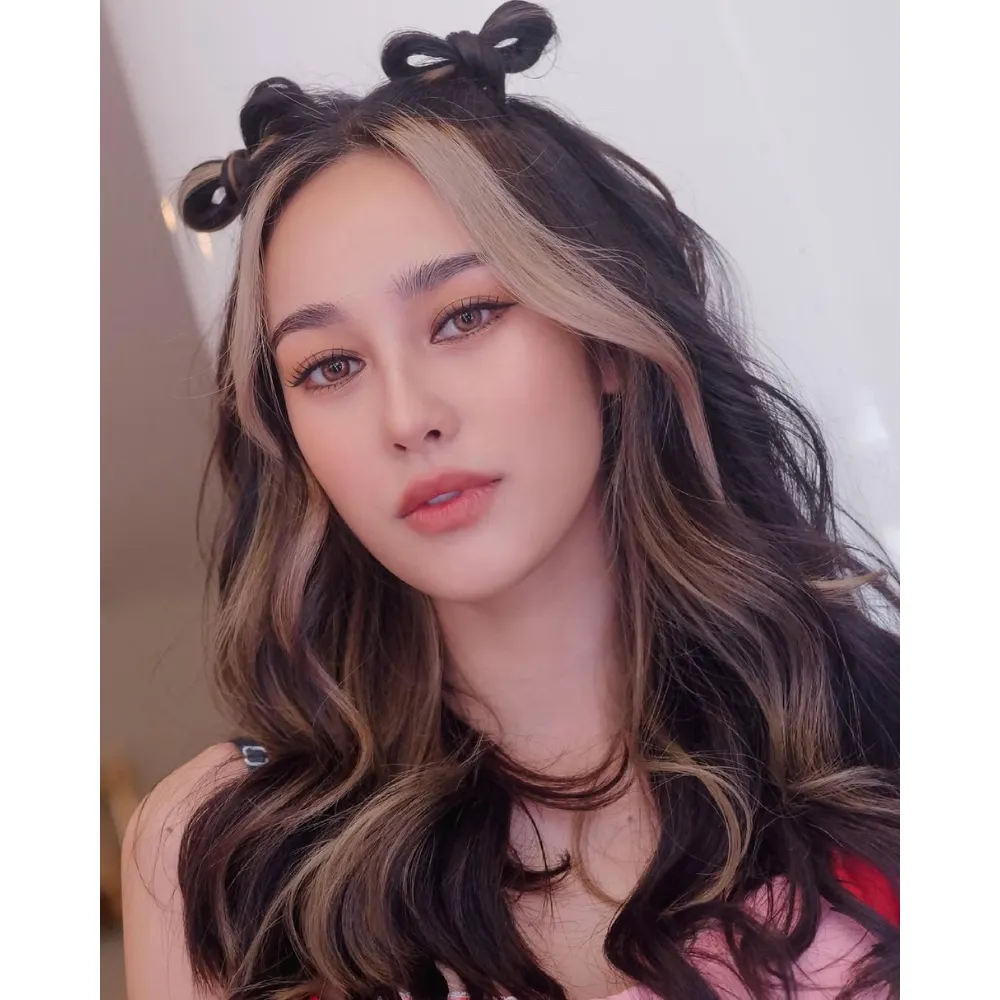 Cận cảnh mái tóc được búi hình nơ của nữ diễn viên Thái Lan Now Tisanart.