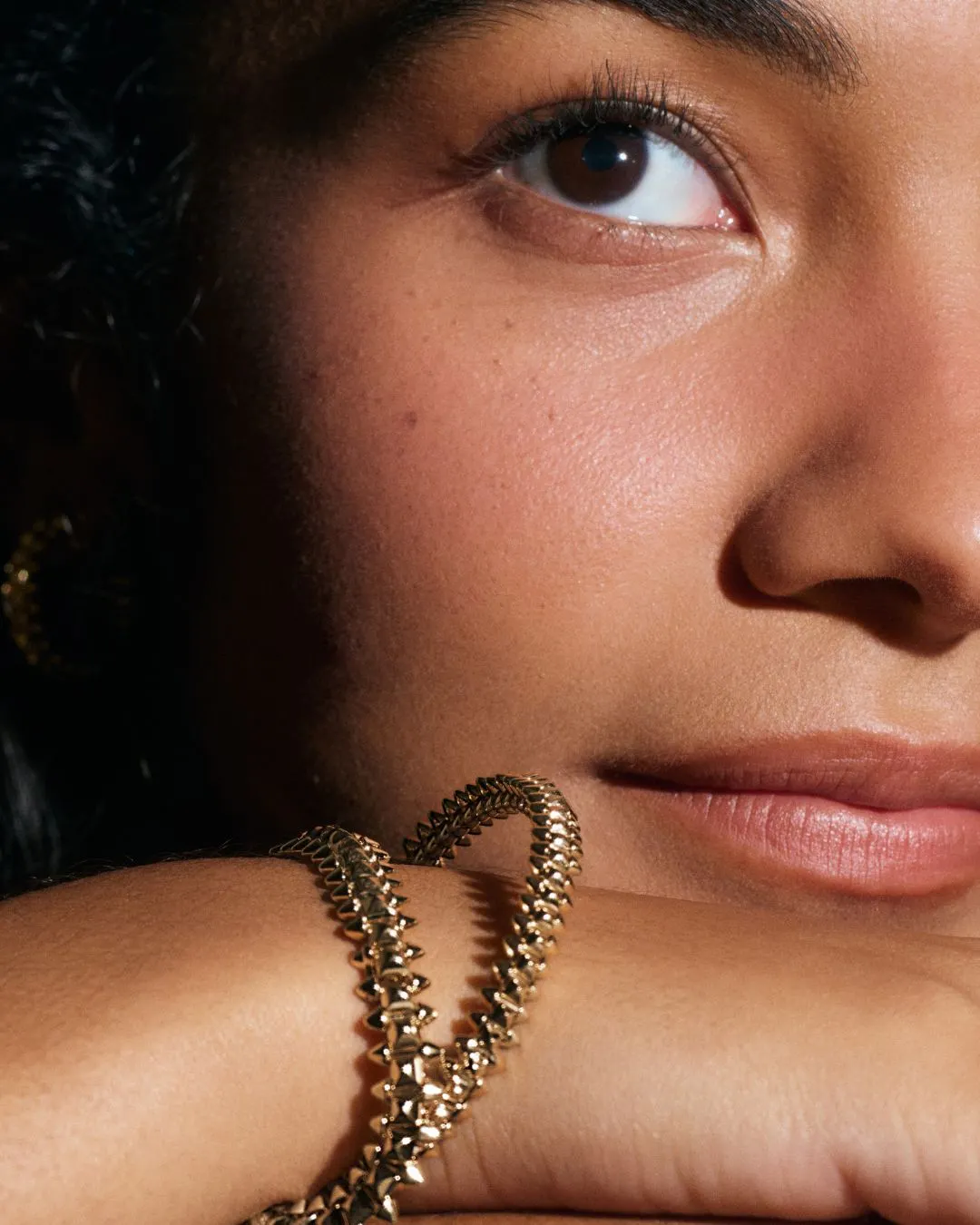 Olivia Dean đeo trang sức Clash de Cartier