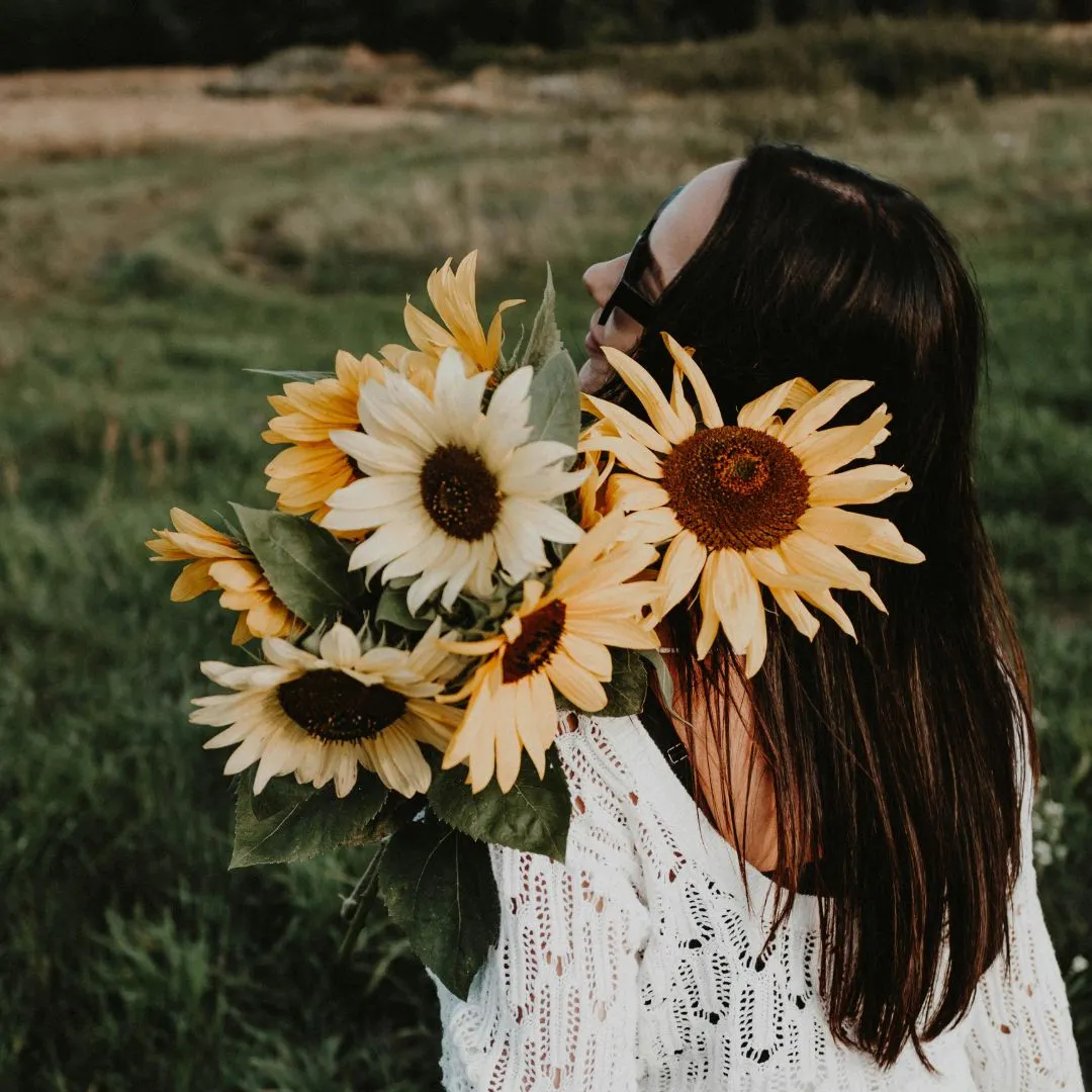 cô gái ôm bó hoa hướng dương tử vi ngày 21/4/2026