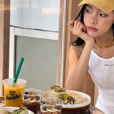 Cô gái Hàn đang ngồi ăn - thể thao