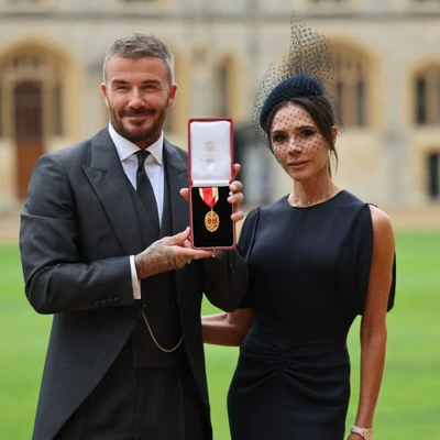 David Beckham tự hào mặc bộ suit do Victoria thiết kế khi nhận tước Hiệp sĩ