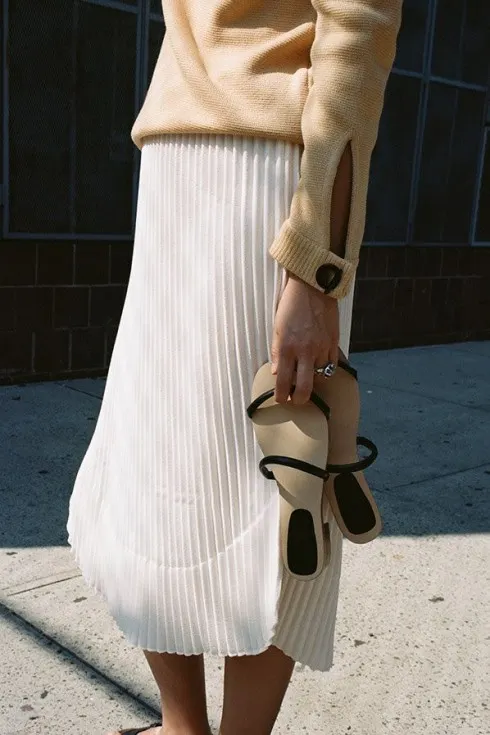 Sandals tối giản phù hợp với thời tiết của xuân-hè và hết sức "ngoan ngoãn" trong mix&match.
