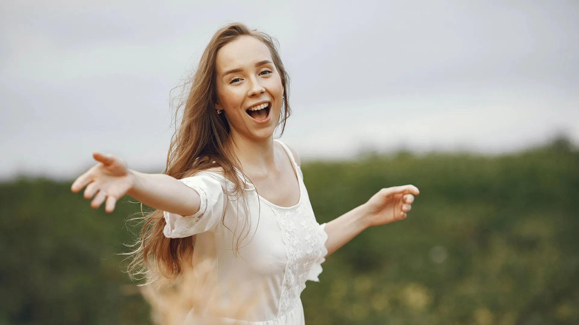 Cô gái áo đầm trắng đang cười mang tính cách mặt trời