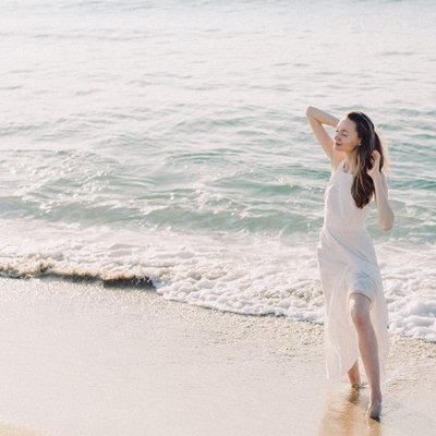 người phụ nữ đứng bên bờ biển