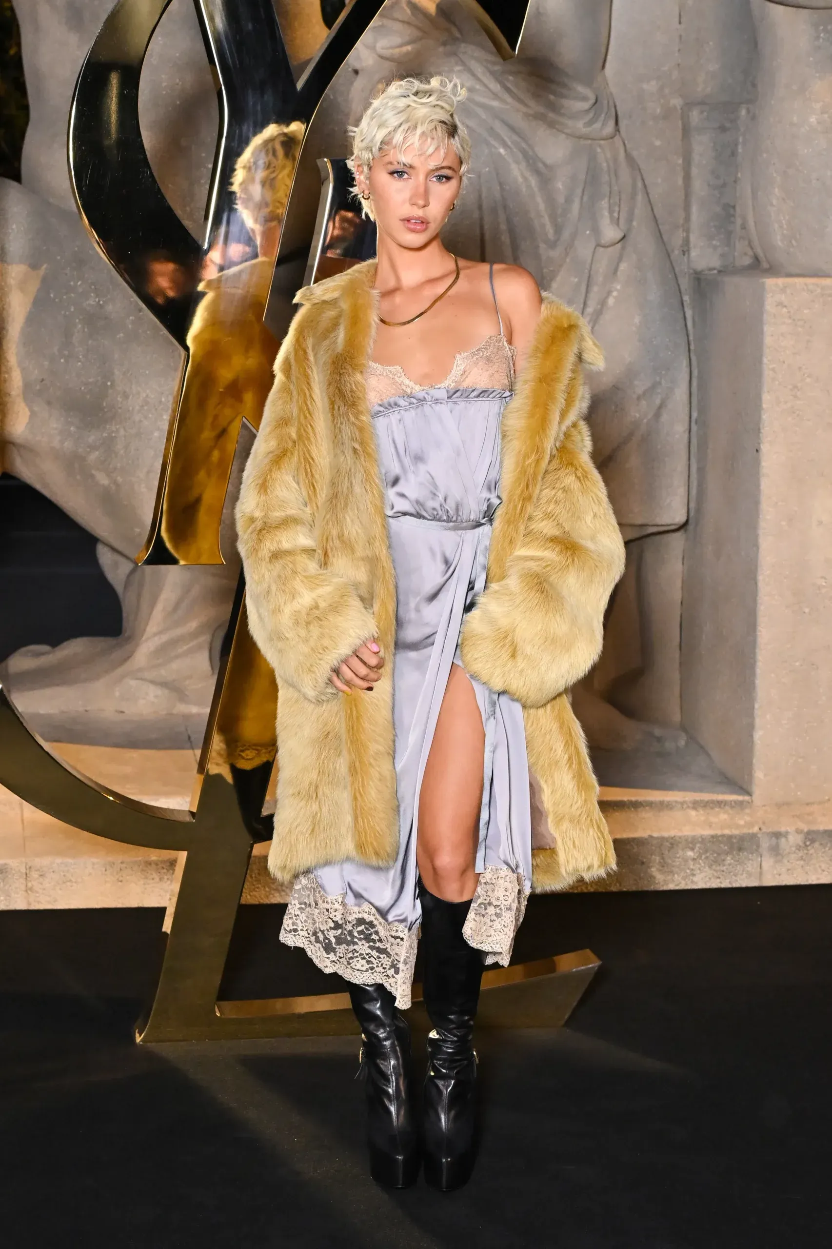 Iris Law diện BST Saint Laurent Xuân-Hè 2026
