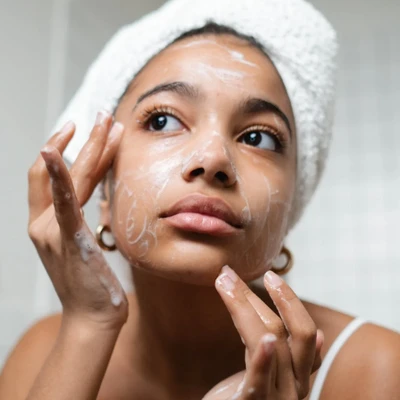 Bạn nên chọn sữa rửa mặt có độ pH thấp để tránh khô da.