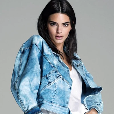 kendall jenner mặc áo khoác denim nhuộm tie dye