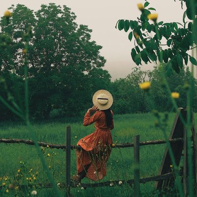 cô gái ngồi giữa cánh đồng đánh bại nỗi cô đơn