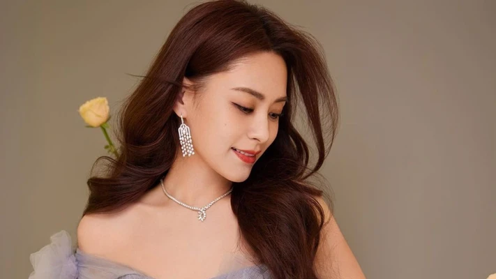 Cô gái tóc dài chụp góc nghiêng-BAP