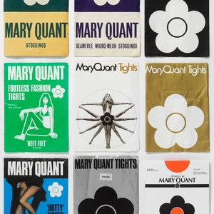 bao bì mang logo hoa cúc trademark của mary quant