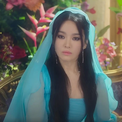 Song Hye Kyo xõa tóc, mang trang phục xanh trong phim Thần Đèn ơi, ước đi