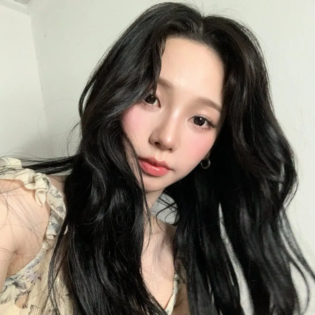 Karina với phong cách trang điểm chuẩn Hàn