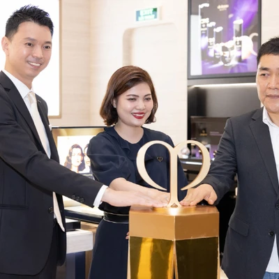 Tối 25/11, nhiều sao Việt đã có mặt tại sự kiện ra mắt sản phẩm kem nền thế hệ mới của Clé de Peau Beauté.
