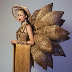 Á hậu Lệ Hằng trong trang phục truyền thống dự thi hoa hậu hoàn vũ thế giới 2016