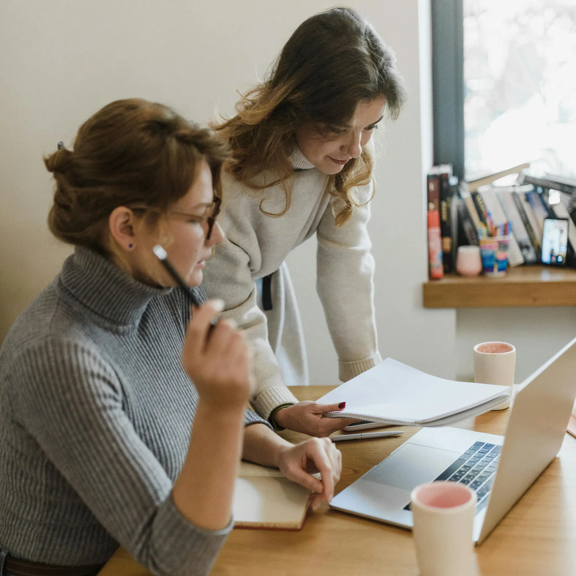 cô gái tóc ngang vai chia sẻ công việc với sếp