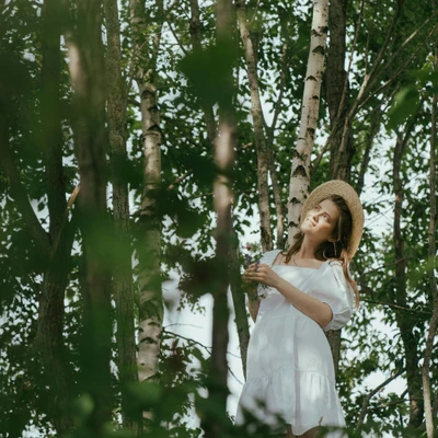 cô gái dung trong rừng ngước nhìn cây tử vi ngày 2/12/2025