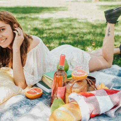 cô gái tích cực nằm trên thảm cỏ