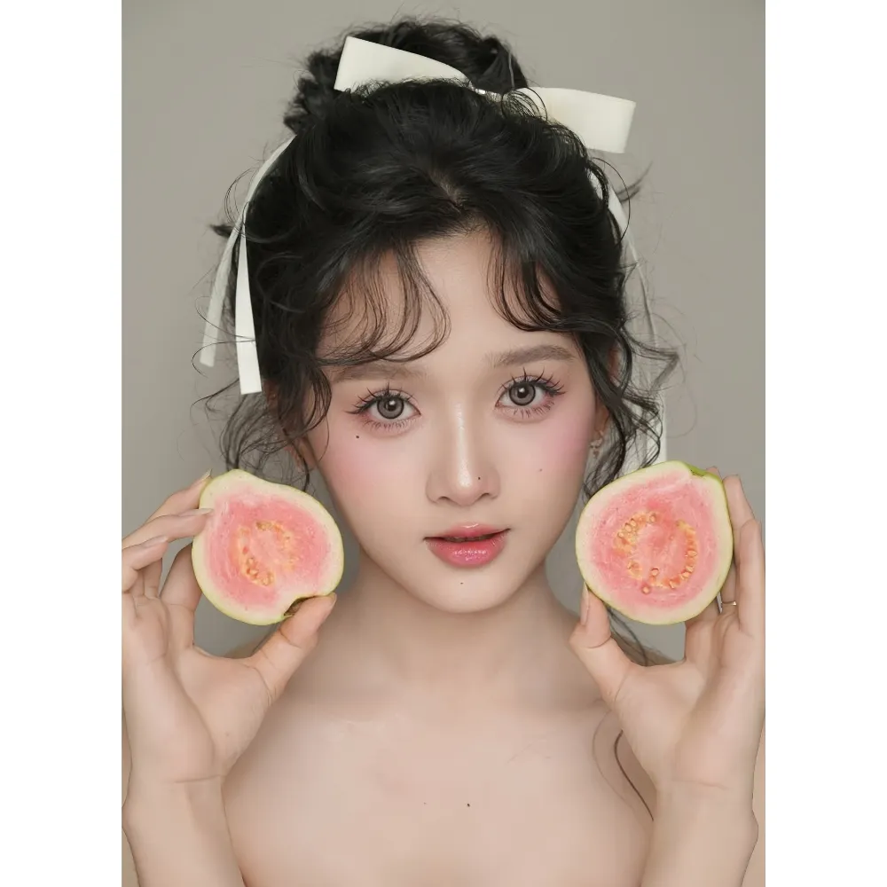 Cô gái khoe trọn đôi môi màu ổi chín.