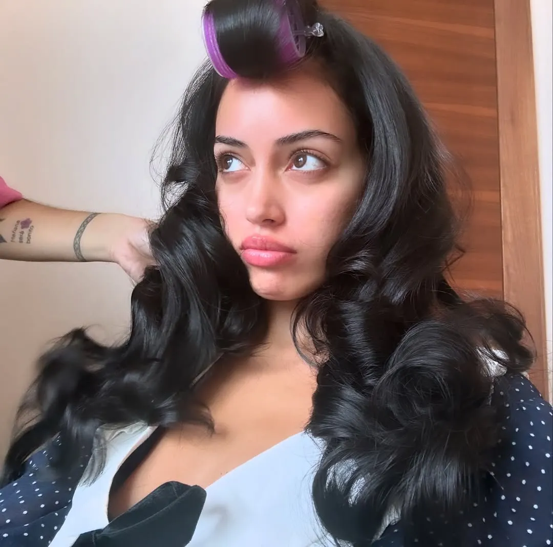 cô gái uốn tóc xoăn bằng máy sấy