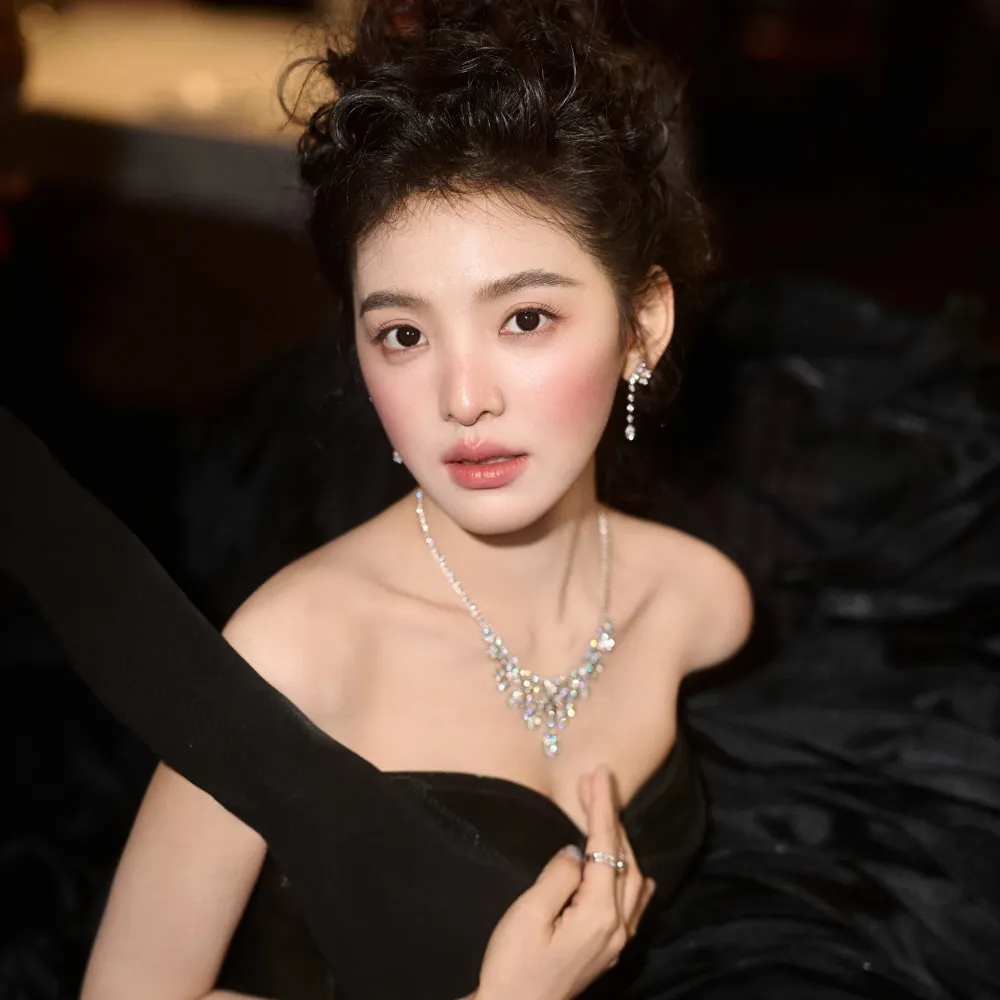 Chương Nhược Nam mang váy đen