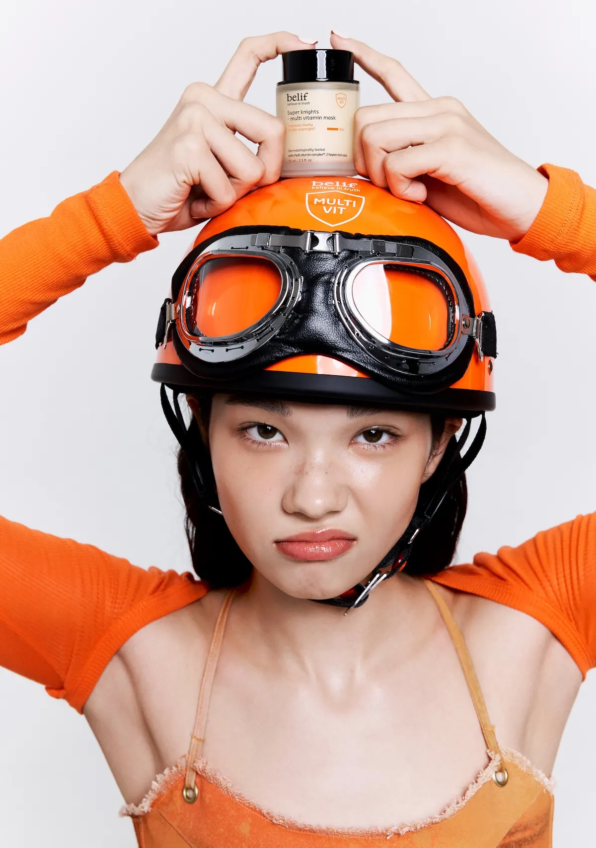 Cô gái đội mũ bảo hiểm, cầm lọ mặt nạ ngủ Belif