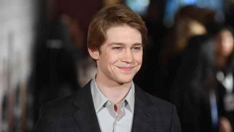 Bằng cách nào mà Taylor Swift và Joe Alwyn yêu nhau?