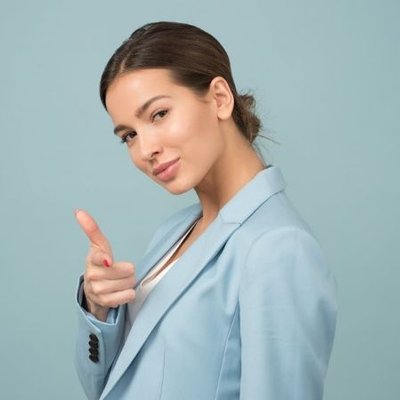 người phụ nữ mặc áo vest xanh