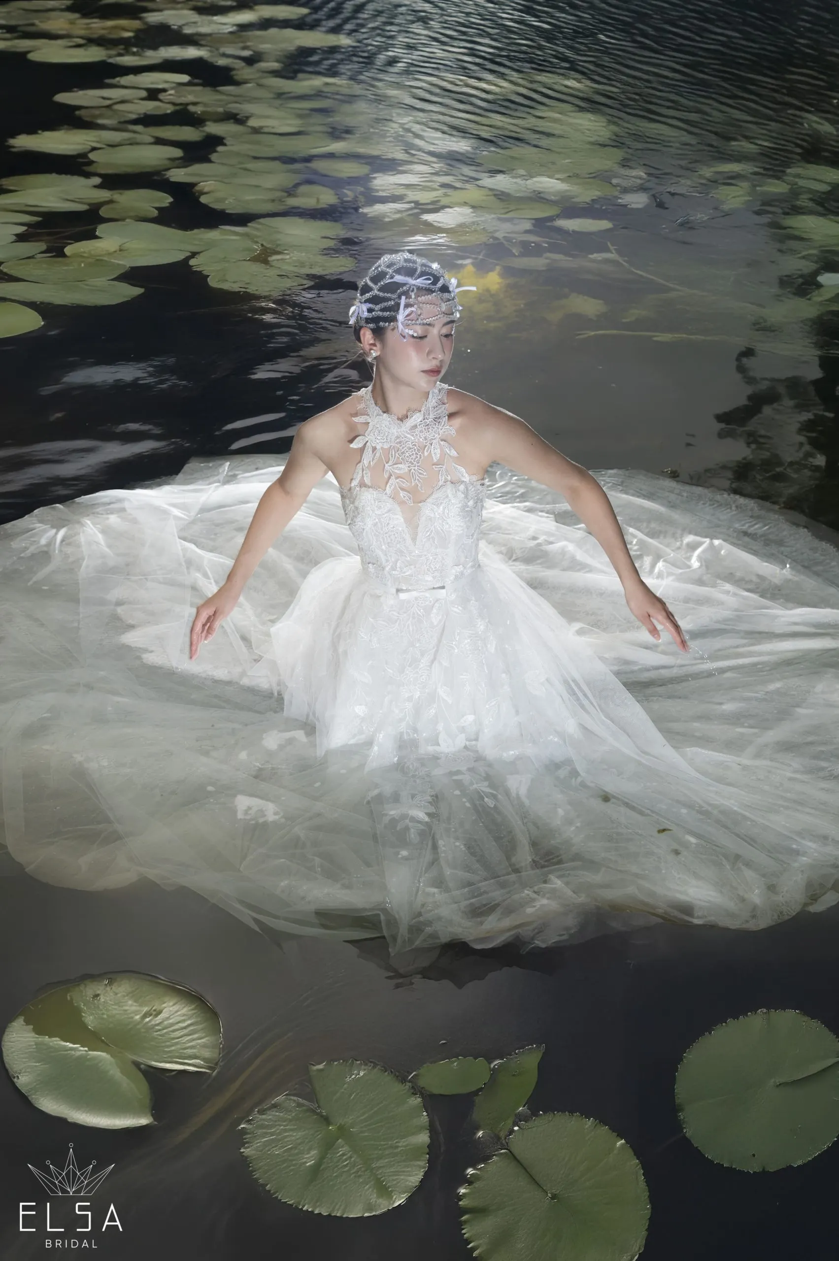 áp cưới trắng Elsa Bridal