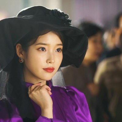 phong cách retro - IU đội mũ đen và đầm tím trong phim hotel del luna
