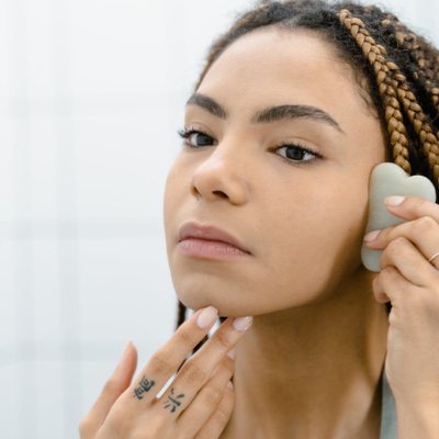 Massage với đá Gua Sha giúp bạn có làn da trẻ hoá.