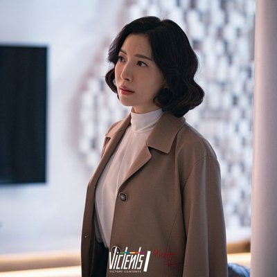 Gam màu chủ đạo mà Yoon Se Ah thường xuyên sử dụng trong phim là các tông màu trầm tối như đen, xám, nâu, be,...