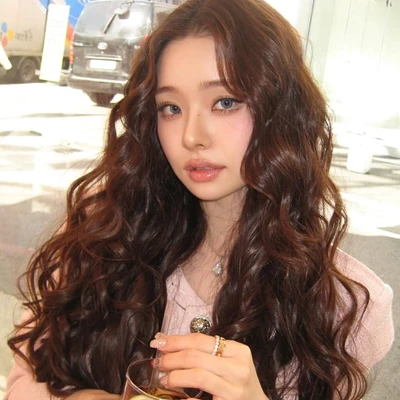 cô gái trang điểm và uốn tóc xoăn dài