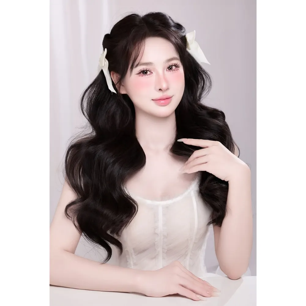 Cô gái cài nơ ở hai bên.