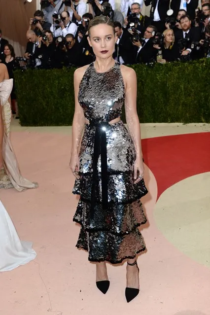 Nữ diễn viên vừa đoạt giải Oscar lần thứ 88 trong thiết kế váy ánh kim từ Proenza Schouler