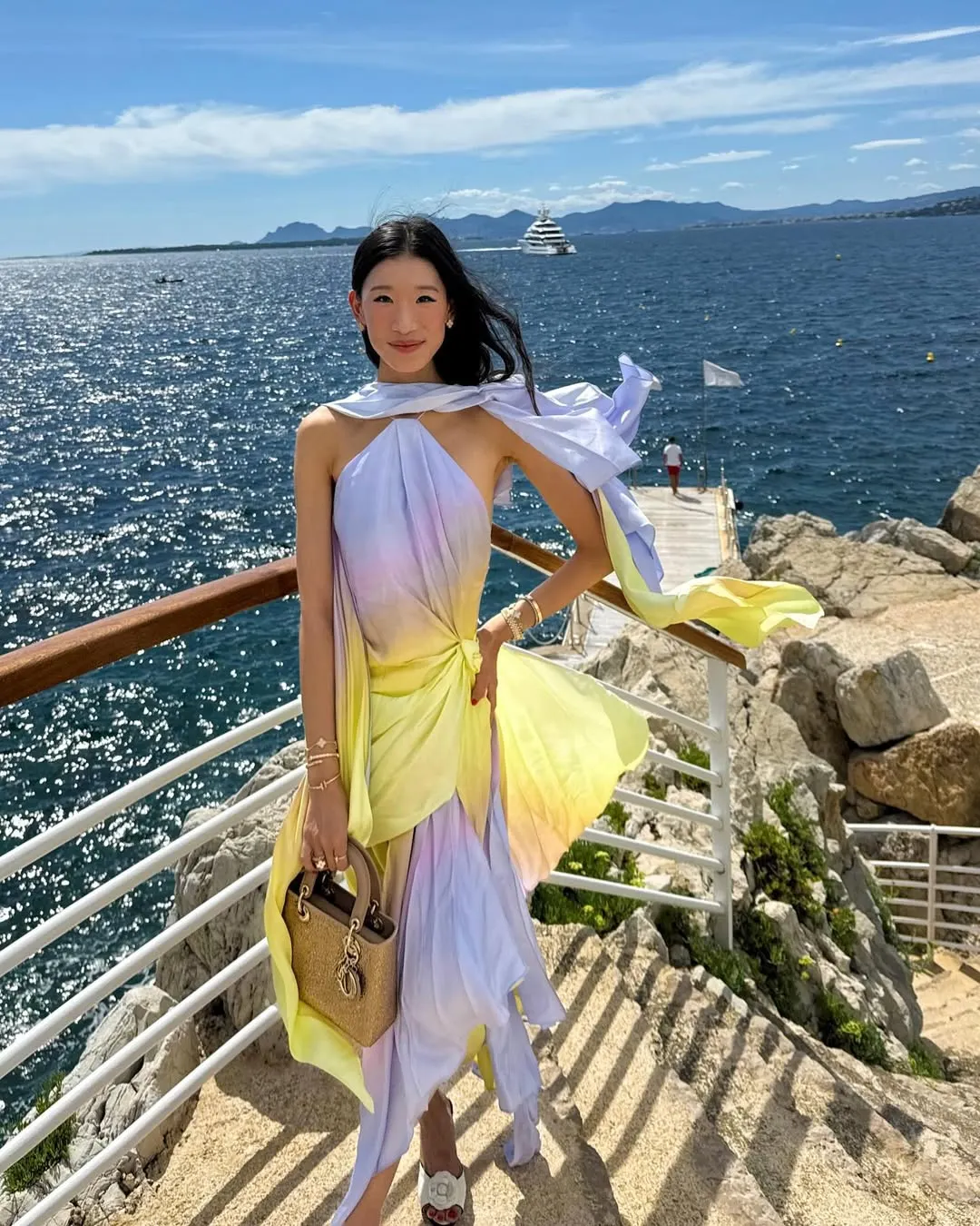 thời trang becca bloom trên bờ biển Côte d’Azur