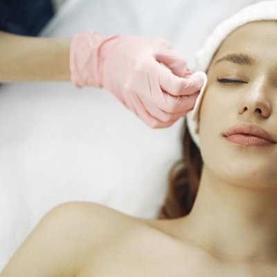 cô gái thực hiện liệu trình nặn mụn