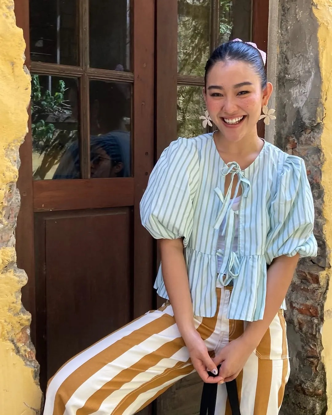 Áo kẻ sọc phối hợp cùng quần kẻ sọc