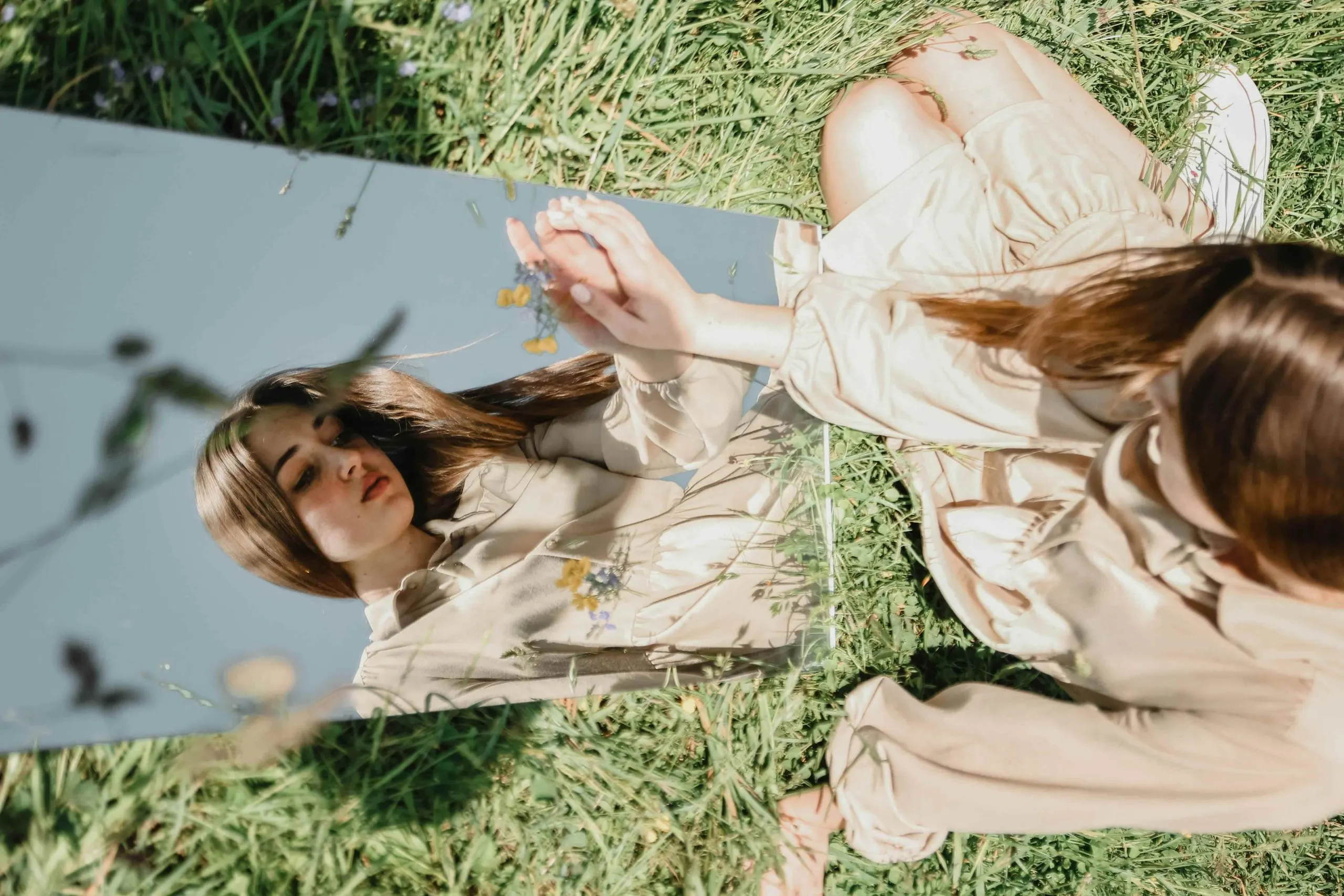 Ask ELLE: Nỗi trăn trở khó giãi bày trong tình bạn và tình thân