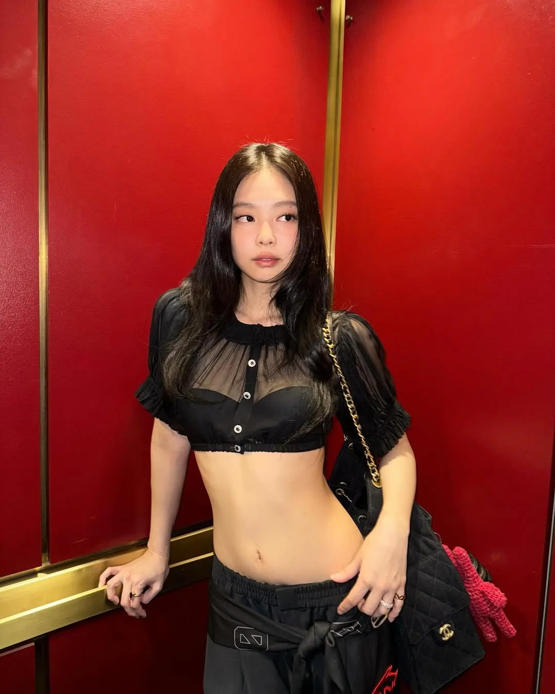 sao hàn jennie diện áo xuyên thấu 